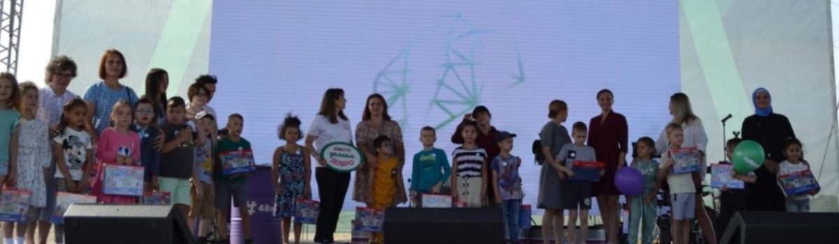 Первоклассники получили школьные наборы